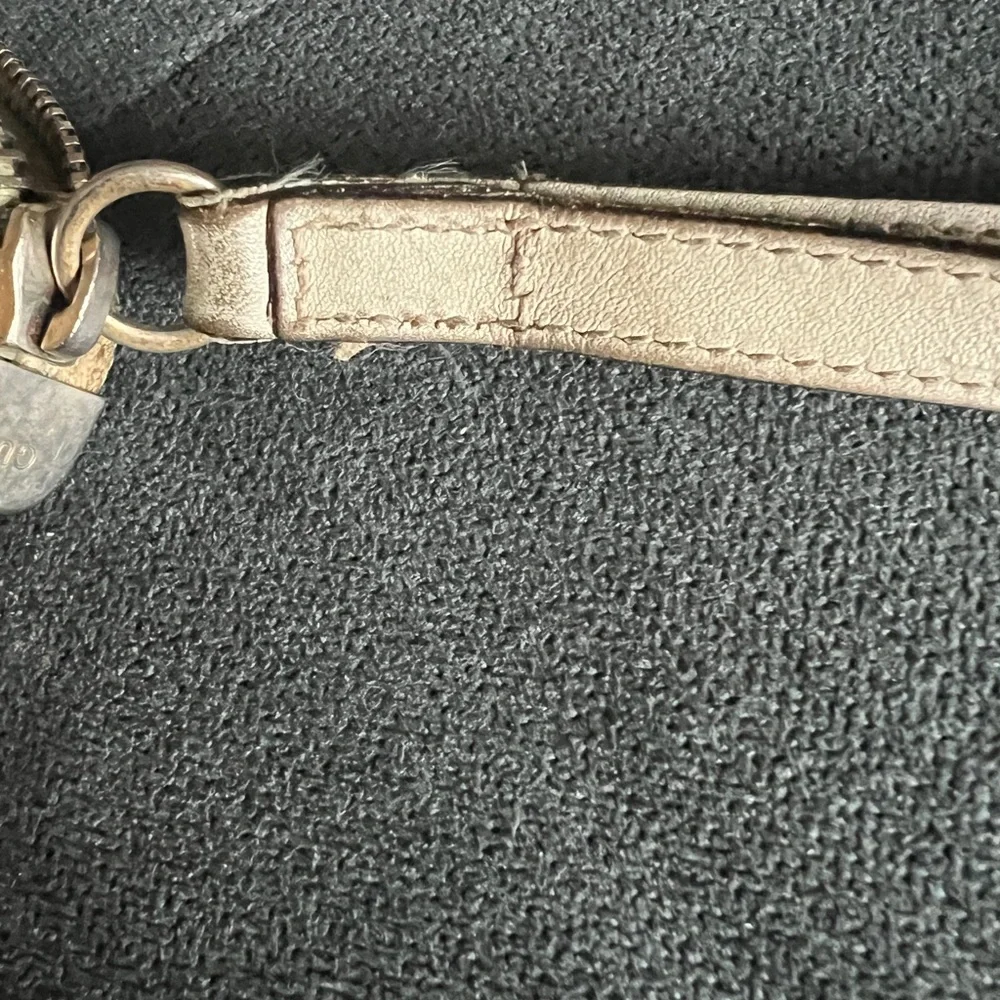 Gucci Beige and Brown Monogram Wristlet wallet with dust bag - Picture 10 of 11